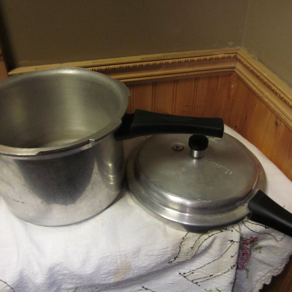 Vtg 4 qt EUC Prestige 4 qt pressure cooker canner rack jiggler clean great seal